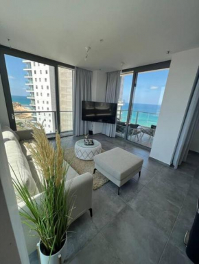 דירת פאר על הים VIP apartment near the beach